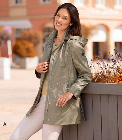 Frau in olivgr&uuml;ner Jacke mit Kapuze im Freien