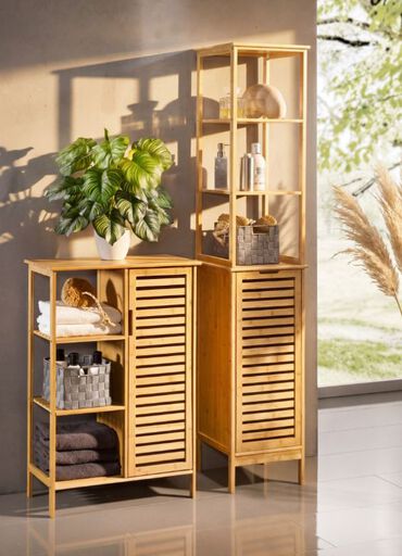 Badregale aus Holz mit Handt&uuml;cher und Badutensilien