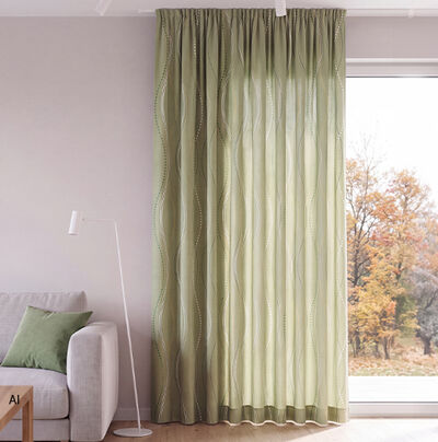 Gr&uuml;ne Gardinen vor gro&szlig;em Fenster im Wohnzimmer