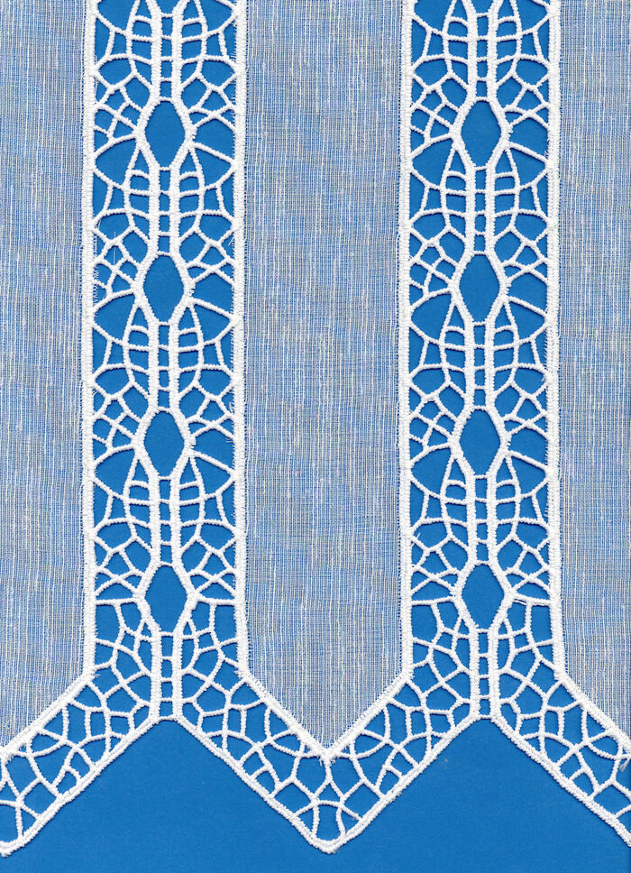 Kurzstore mit aufwendig gearbeiteter Macramé- Spitze 