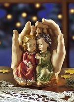 Schützende Hände mit Kinderpaar 