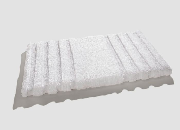 Flusenfreie Badgarnitur mit rutschhemmender R&uuml;ckseite 