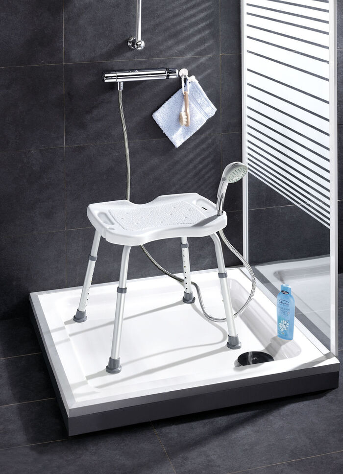 Duschstuhl mit ergonomischer Sitzfläche 