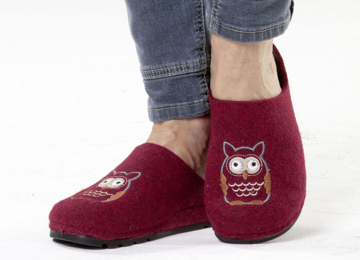 Klassische Damen-Hausschuhe, aus Filzmaterial GRANATROT