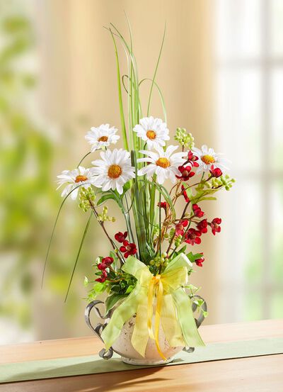 Margeriten-Gesteck im Tontopf 