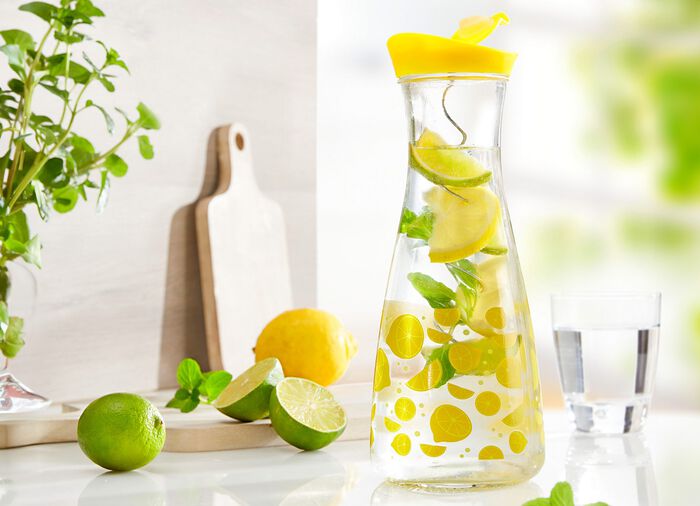 Glaskaraffe mit Ausgiesser im Deckel 