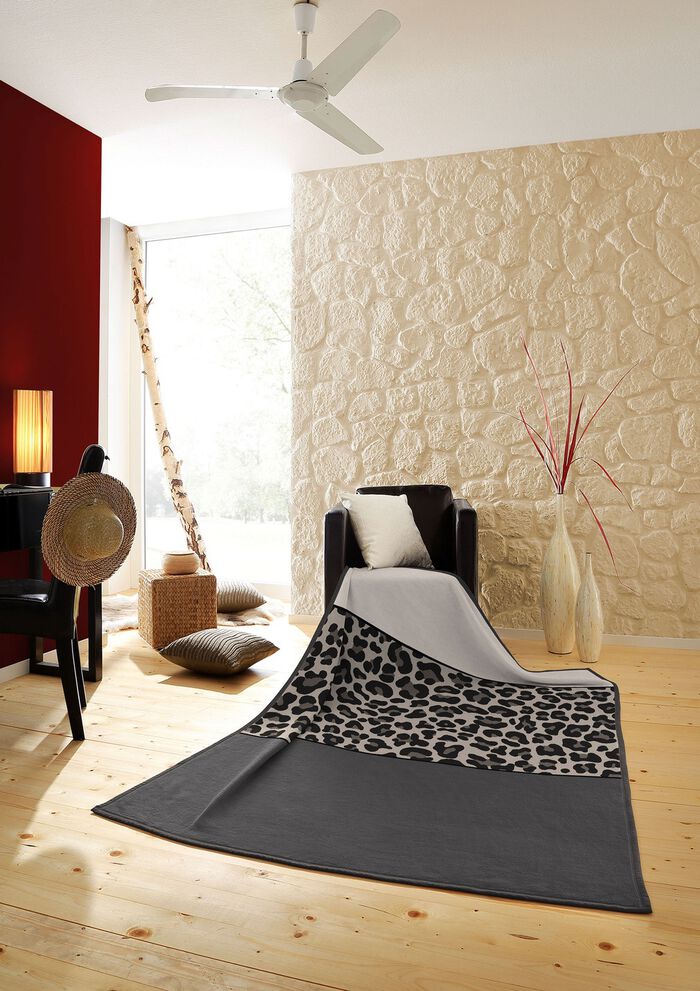 Schlafdecke im trendigen Leo-Dessin 