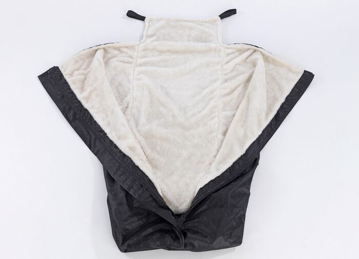 Rollstuhl-W&auml;rmesack h&auml;lt trocken und warm bei Schmuddelwetter 