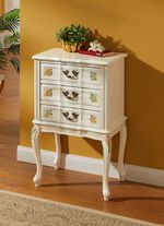 Teilmassive M&ouml;belserie mit kunstvollen Holzverzierungen 