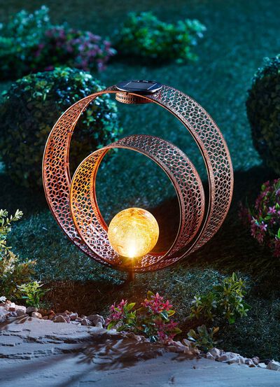 Solarleuchte aus Metall in Rostoptik mit Glaskugel 