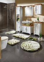 Naturnahe Badgarnitur mit Gr&auml;sermotiv 