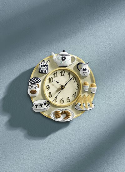 Wanduhr mit arabischen Ziffern 