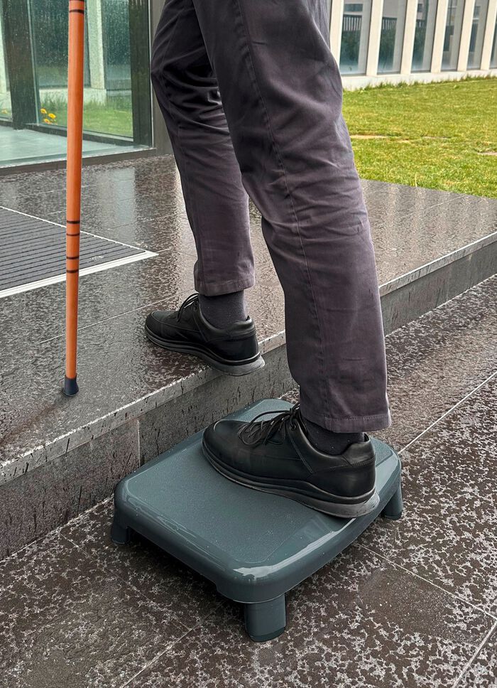 Dusch- und Badewannentritt zum bequemen und sicheren Einsteigen 