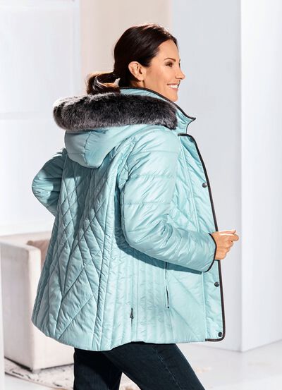 Jacke mit figurfreundlicher L&auml;ngssteppung seitlich 