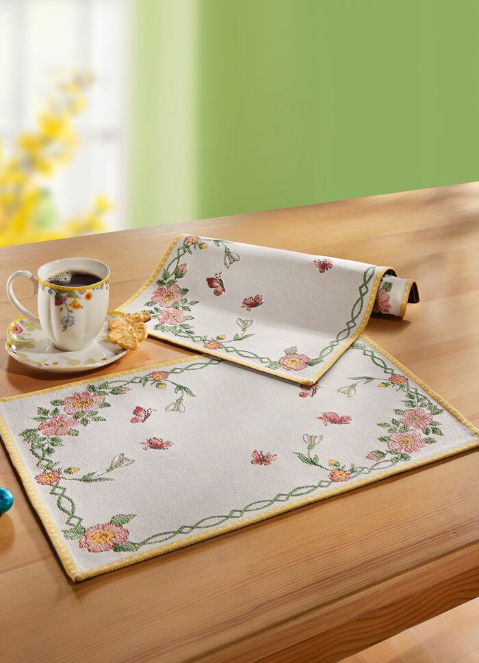 Tischdekoration mit Bl&uuml;mchen- und Schmetterlingsdekor 