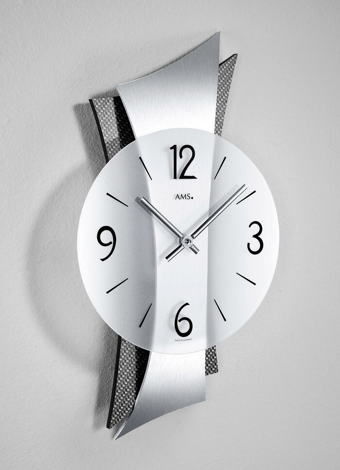 Hochwertige Wanduhr aus Messing mit geschwungener Rückwand 