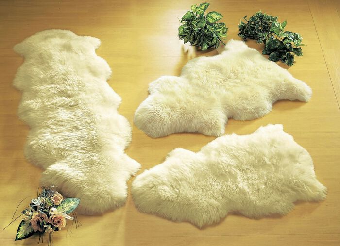 Bettumrandung aus echtem Lammfell in Tierform NATURWEISS