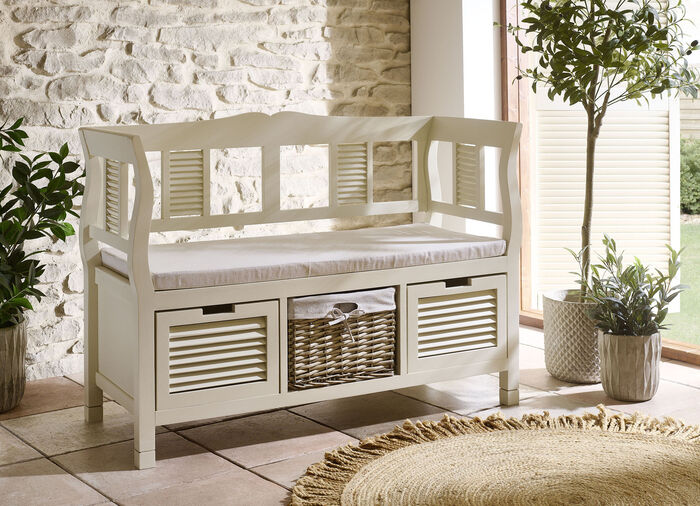 Teilmassive Sitzbank im Landhausstil 