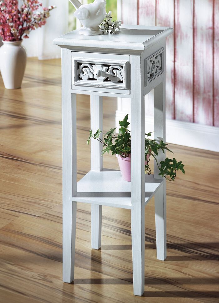 Beistelltisch mit Ornament-Verzierungen 