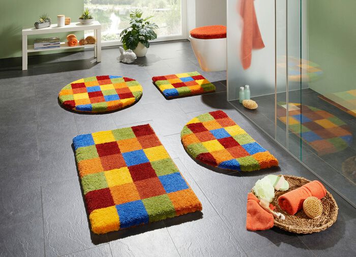 Badgarnitur mit bunten Dessin von Grund 