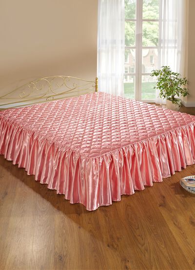 Edel glänzende Tagesdecke und Kissenbezüge mit Steppung in Muscheloptik 