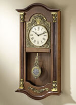 Wanduhr mit Dekopendel und Verzierungen 