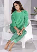 Rundhals-Schlafanzug aus Frottierstretch mit garngef&auml;rbtem Ringeldessin 