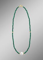 Halskette mit Perlenschimmer und Edelsteinglanz 