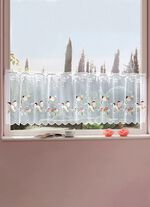 Romantische Fenster- und T&uuml;rdekoration mit Stangendurchzug 