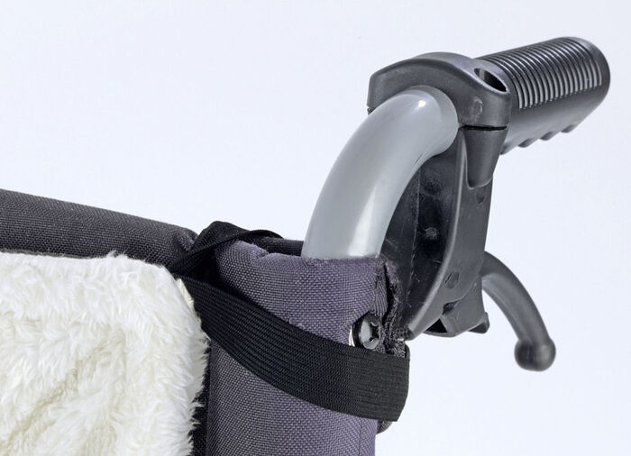 Rollstuhl-Wärmesack hält trocken und warm bei Schmuddelwetter 