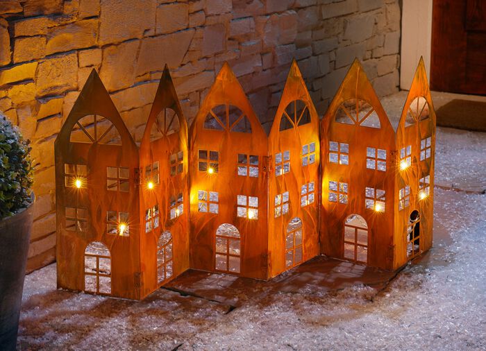 H&auml;user-Silhouette in Rostoptik mit integrierter Lichterkette 