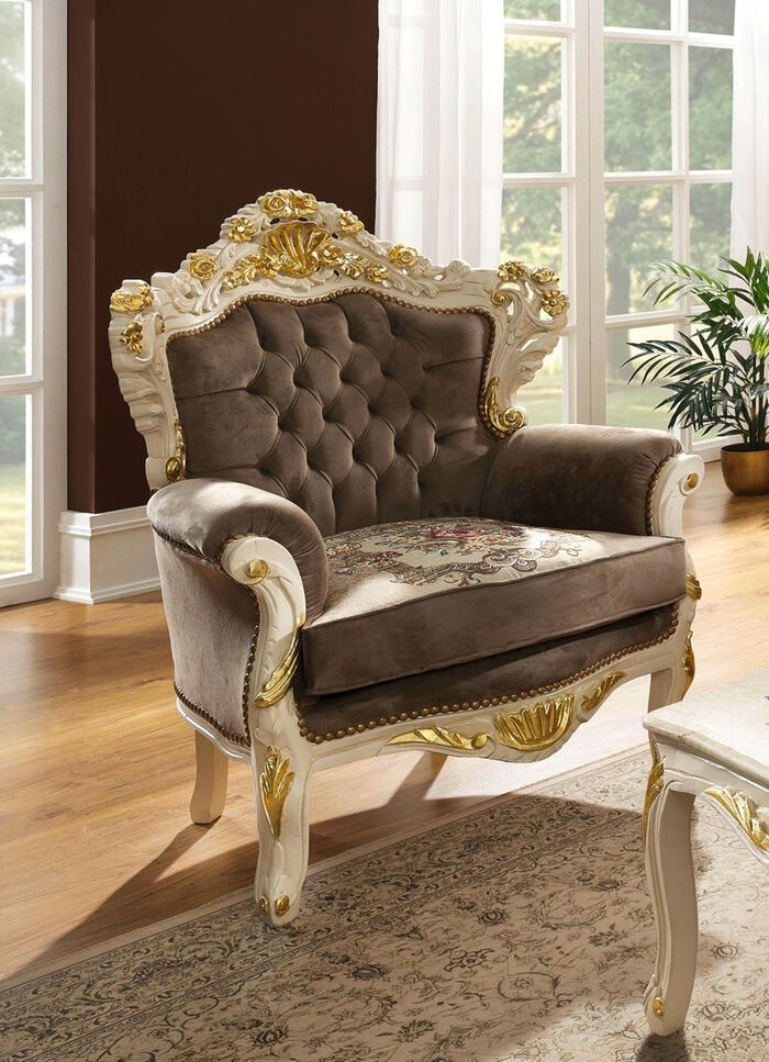 Schmuckvolle Wohnzimmerm&ouml;bel mit wei&szlig;-goldfarbener Lackierung 