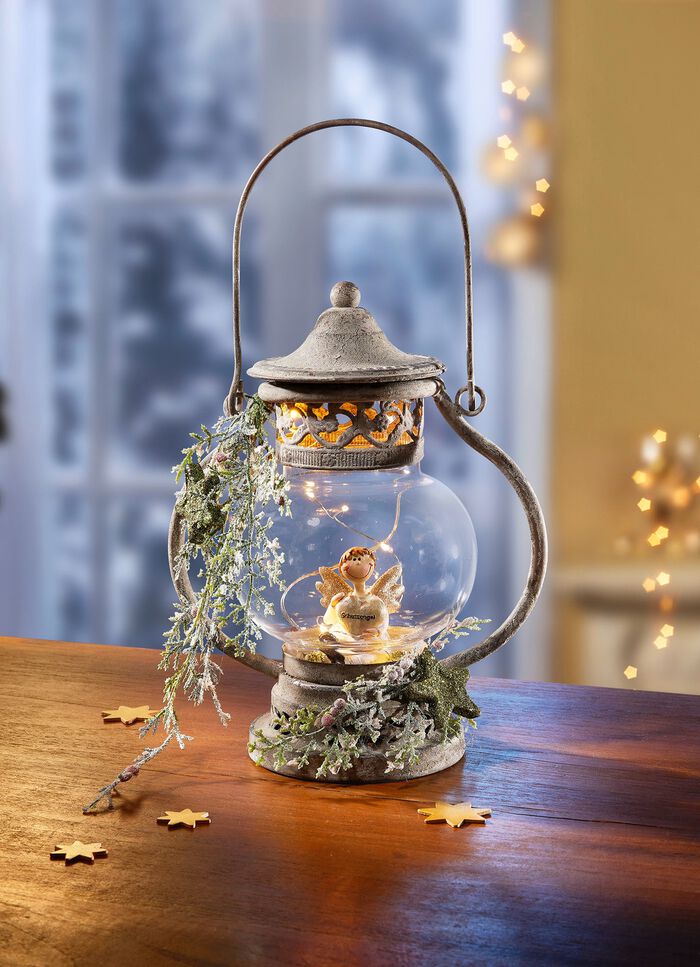 Beleuchtete Laterne mit Deko 