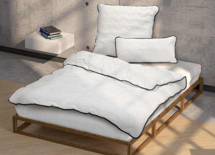 Bettwarenprogramm aus dem Hause biberna mit schwarzer Biese 