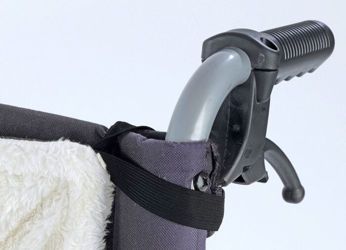 Rollstuhl-W&auml;rmesack h&auml;lt trocken und warm bei Schmuddelwetter 