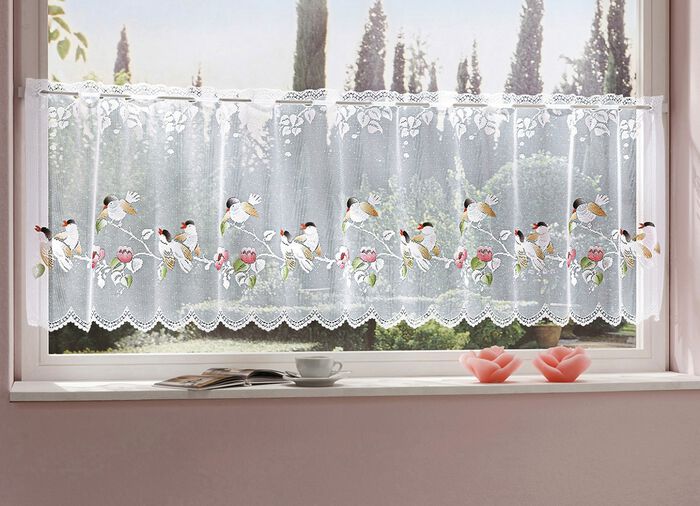 Romantische Fenster- und T&uuml;rdekoration mit Stangendurchzug 