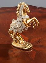 Pferd in kunstvoller Pesade-Haltung 