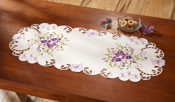 Tisch- und Raumdekoration mit Stiefm&uuml;tterchen-Stickereien 