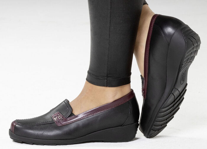 Waldläufer, bequeme Damen-Slipper, Weite H, mit herausnehmbarem Fußbett SCHWARZ-BURGUND