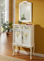 Teilmassive M&ouml;belserie mit kunstvollen Holzverzierungen 