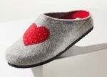 Hausschuh mit Obermaterial aus Wollfilz 