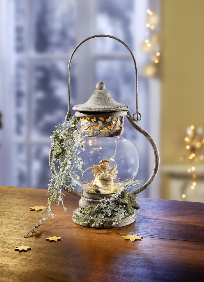 Beleuchtete Laterne mit Deko 