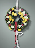 Wandkranz mit Ranunkeln und Marienkäfern 