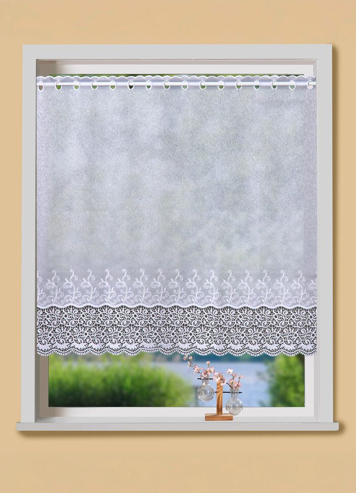 Kleinfenster-Store mit gebogtem Macramé-Abschluss 