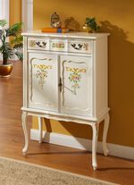 Teilmassive M&ouml;belserie mit kunstvollen Holzverzierungen 