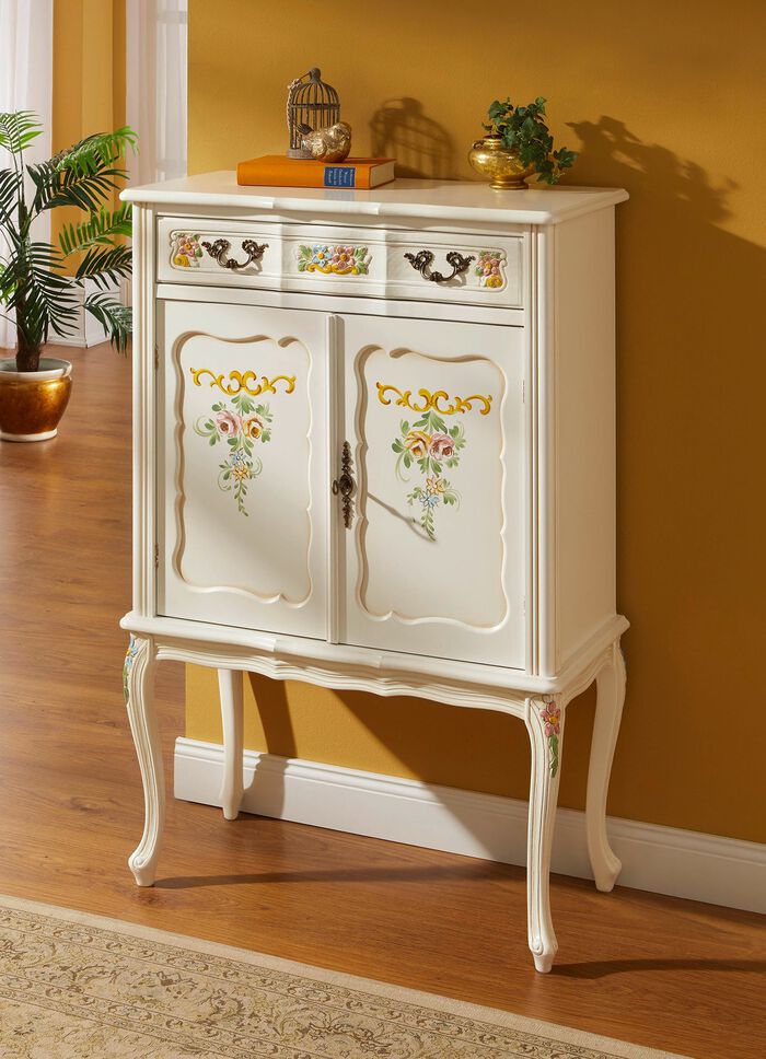 Teilmassive M&ouml;belserie mit kunstvollen Holzverzierungen 