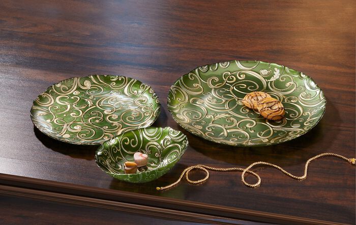 Teller und Schalen aus Glas mit goldfarbenen Relief 