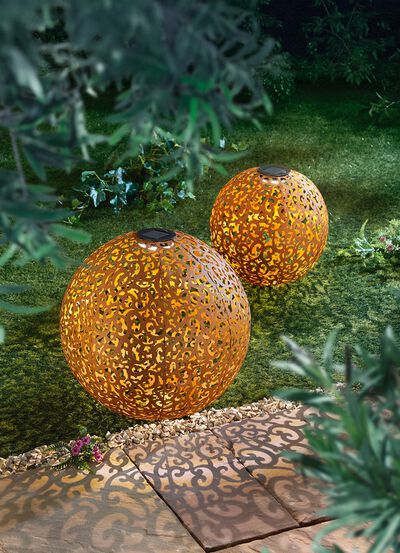 Solarkugel aus rostfarbenem Metall 