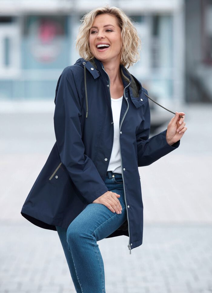 Funktionsjacke mit kleinem Regenschild an der abnehmbaren Kapuze 