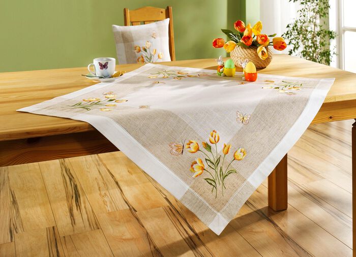 Tisch- und Raumdekoration mit Tulpen und Schmetterlingen 